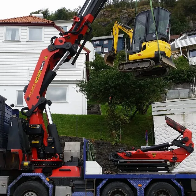 Frakt av liten graver på lasteplan